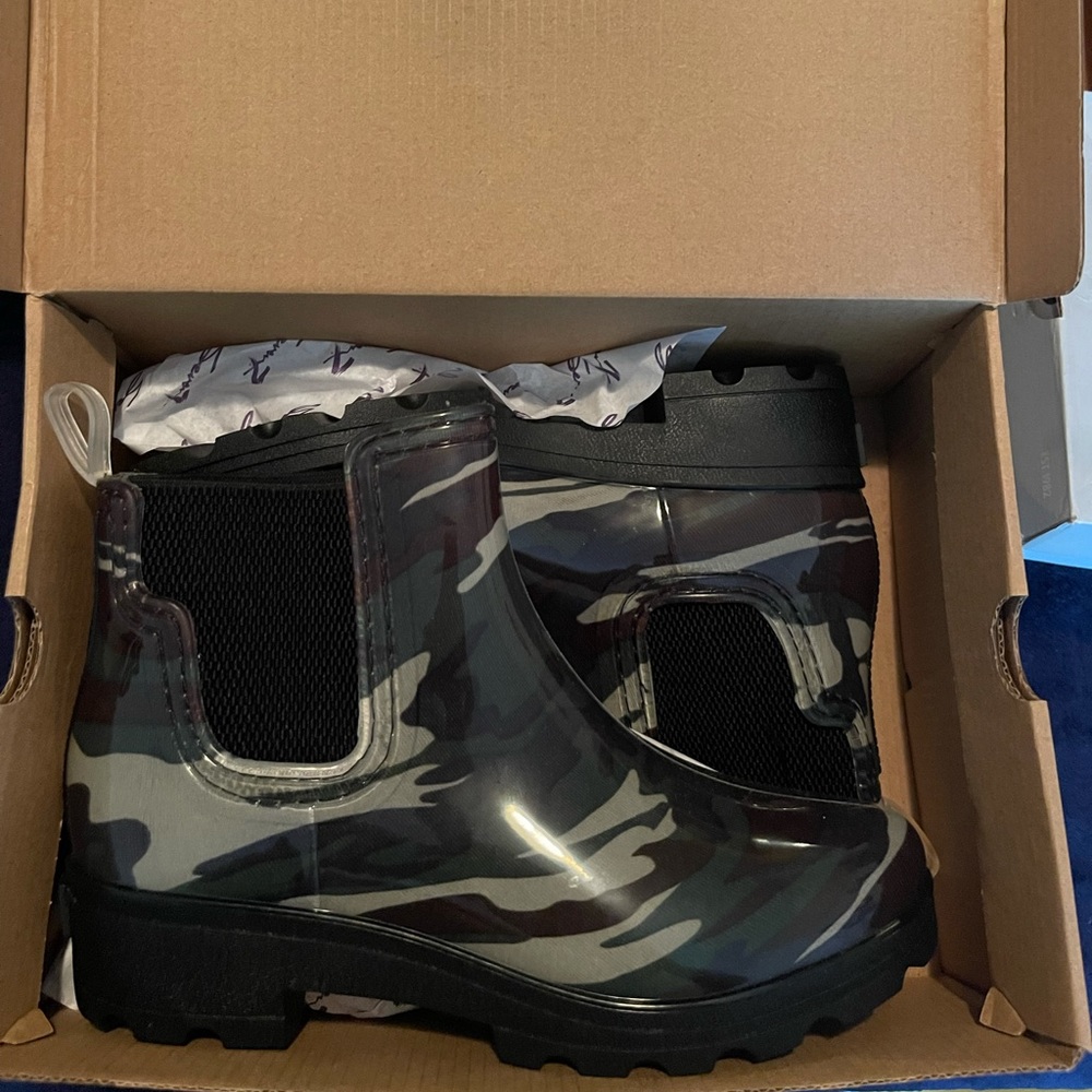 SEVEN7 HALIFAX CAMO RAINBOOTS (SIZE 8)